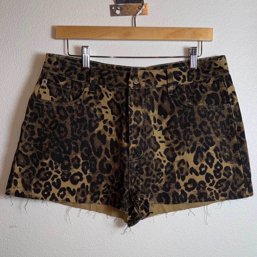 NWT Nasty Gal Leopard Print Denim Shorts High Rise Raw Hem Size 10